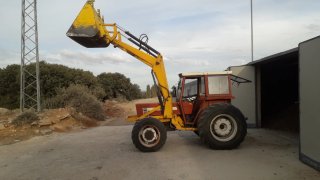 Tractor agrícola con pala frontal