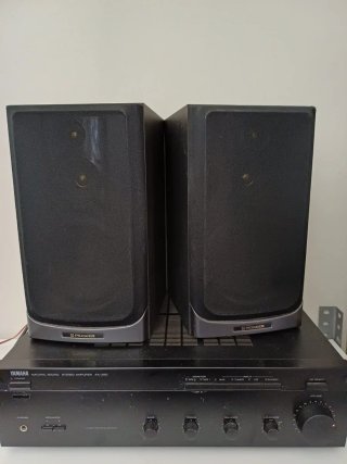 Amplificador Yamaha. Altavoces Pioneer Negros.