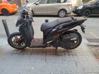 Moto 125cc Scooter Negra y Dorada