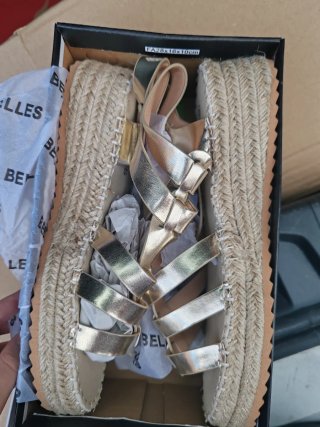 Sandalias doradas con cuña de esparto