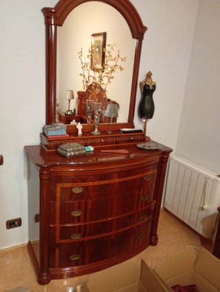 Cómoda de madera con espejo