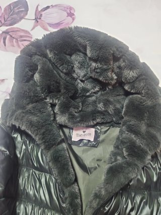 Chaquetón verde con capucha de pelo