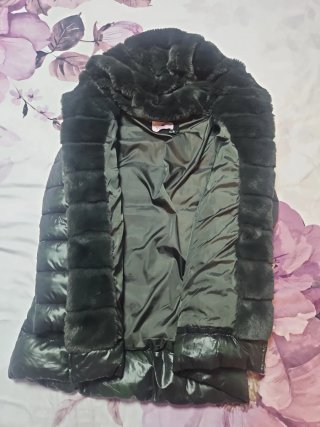 Chaquetón verde con capucha de pelo