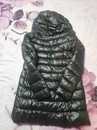 Chaquetón verde con capucha de pelo