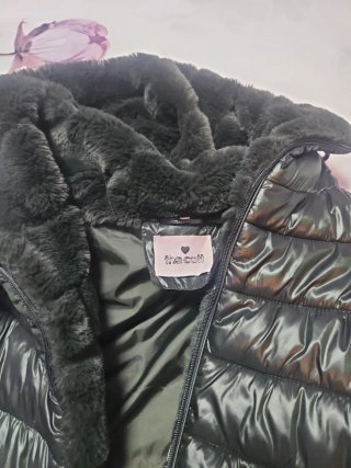 Chaquetón verde con capucha de pelo