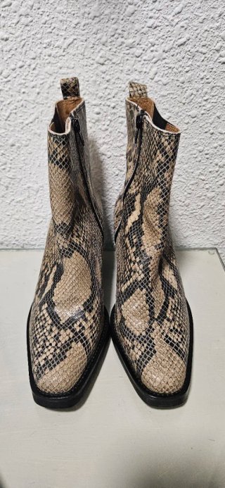 Botines camperos piel serpiente talla 36
