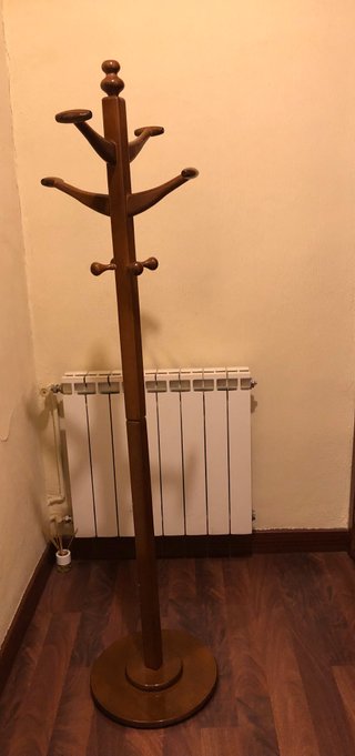 Perchero de madera estilo clásico