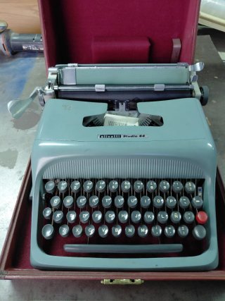 Máquina de escribir Olivetti Studio 44
