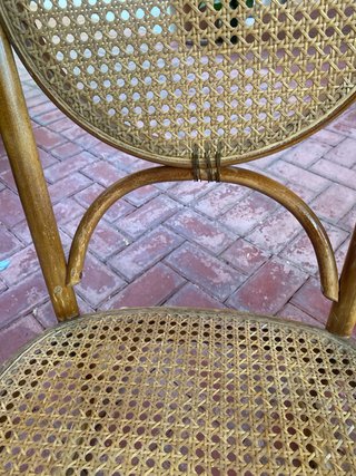 Mecedora antigua de madera y ratán