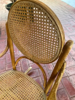 Mecedora antigua de madera y ratán