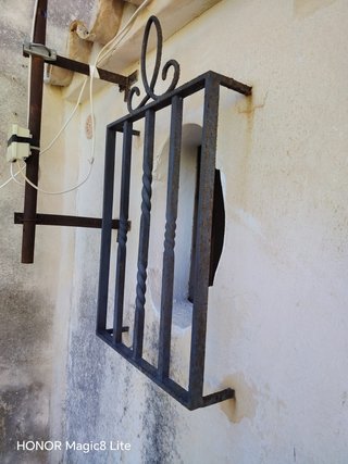Reja de hierro forjado para pequeña ventana