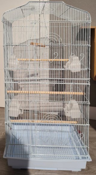 Jaula para pájaros blanca y azul.