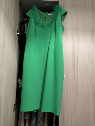 Vestido verde fiesta con plumas