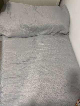 Cama pequeña con colchón