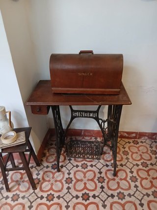 Máquina de Coser Antigua Singer con Maletín
