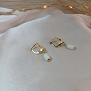 Pendientes Coral Blanco Cubanitas Chapado Oro 18k