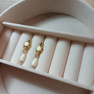 Pendientes Coral Blanco Cubanitas Chapado Oro 18k