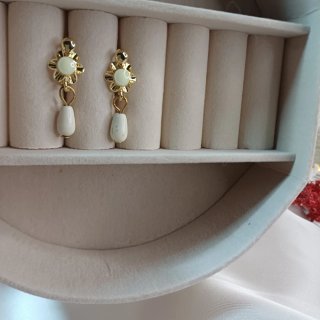 Pendientes Coral Blanco Cubanitas Chapado Oro 18k