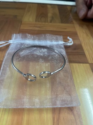 Pulsera plateada con diseño de brida