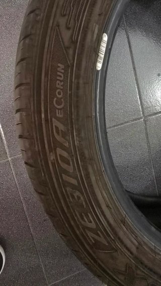 Vendo  1 neumático sin llantas.