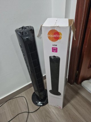 Ventilador de torre negro en buen estado Con caja