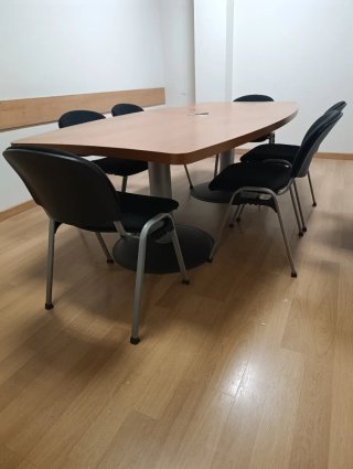 Mesa de reuniones y 8 sillas