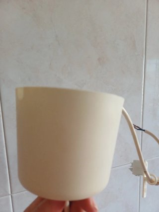 Làmpara color blanc amb diseny calat