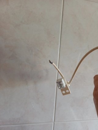 Làmpara color blanc amb diseny calat