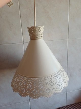 Làmpara color blanc amb diseny calat
