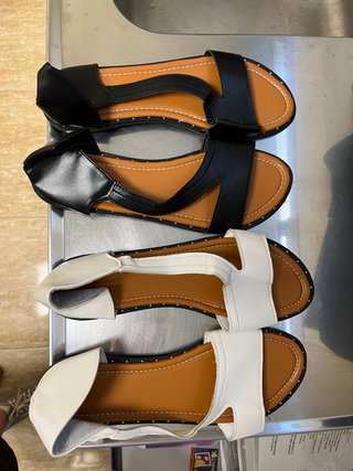 Sandalias planas negras y blancas talla 42