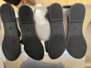 Sandalias planas negras y blancas talla 42