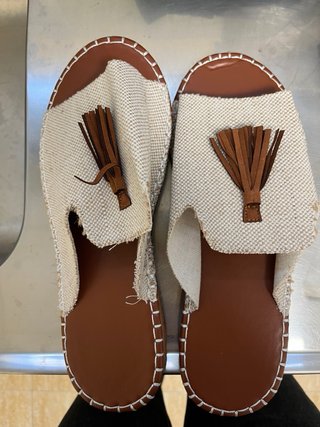Sandalias planas negras y blancas talla 42