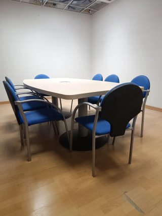 Mesa de reuniones y 8 sillas azules