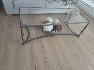 Mesa de centro baja de cristal y metal