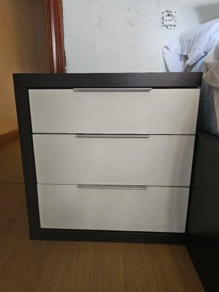 Cómoda con espejo y perchero+2 mesitas de noche