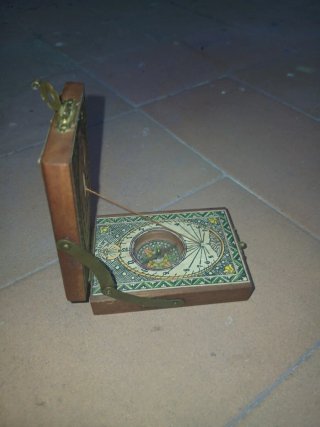 Brújula y Reloj de Sol Antiguo