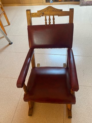 Hamaca infantil antigua de madera y piel sintética