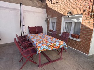 Conjunto Mesa y 8 Sillas Jardín Madera + sombrilla
