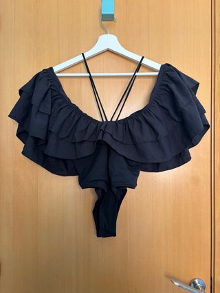 Bañador / body negro con volantes y tirantes Zara
