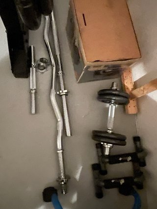 Rack de gimnasio con banco y kit de pesas