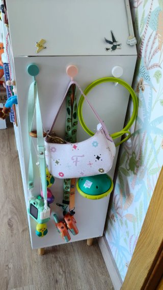 Scaffale per bambini in stile casetta bianca, fondo blu/rosa