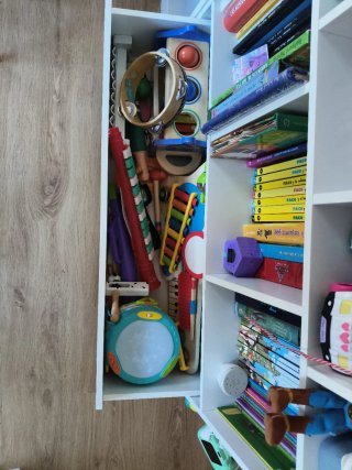 Scaffale per bambini in stile casetta bianca, fondo blu/rosa