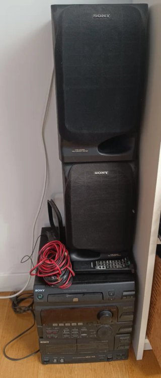 Equipo de música Sony con altavoces