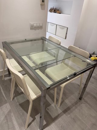 Mesa de comedor cristal y metal, y 4 sillas