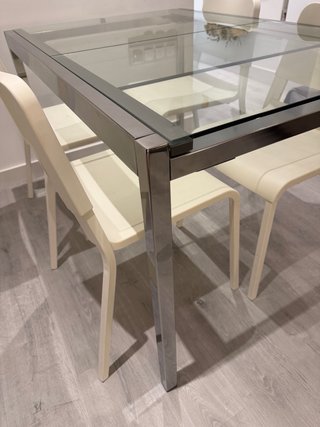 Mesa de comedor cristal y metal, y 4 sillas