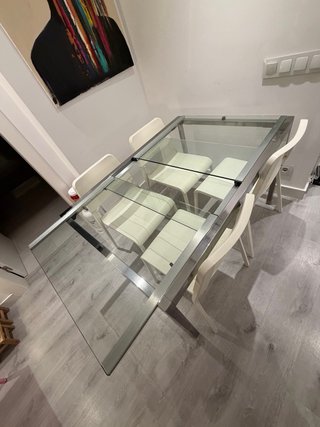 Mesa de comedor cristal y metal, y 4 sillas