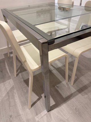 Mesa de comedor cristal y metal, y 4 sillas