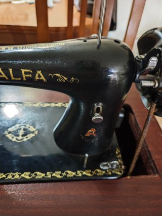 Mesa de máquina de coser antigua
