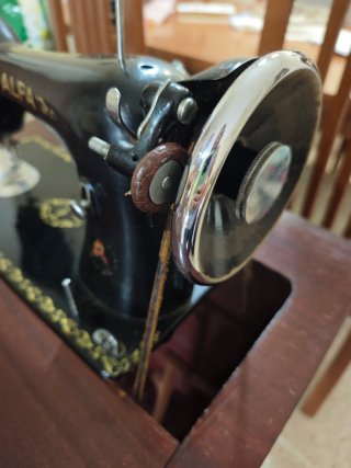 Mesa de máquina de coser antigua
