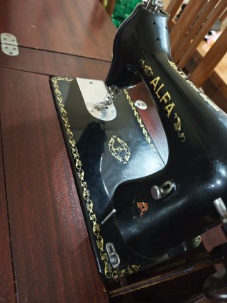 Mesa de máquina de coser antigua